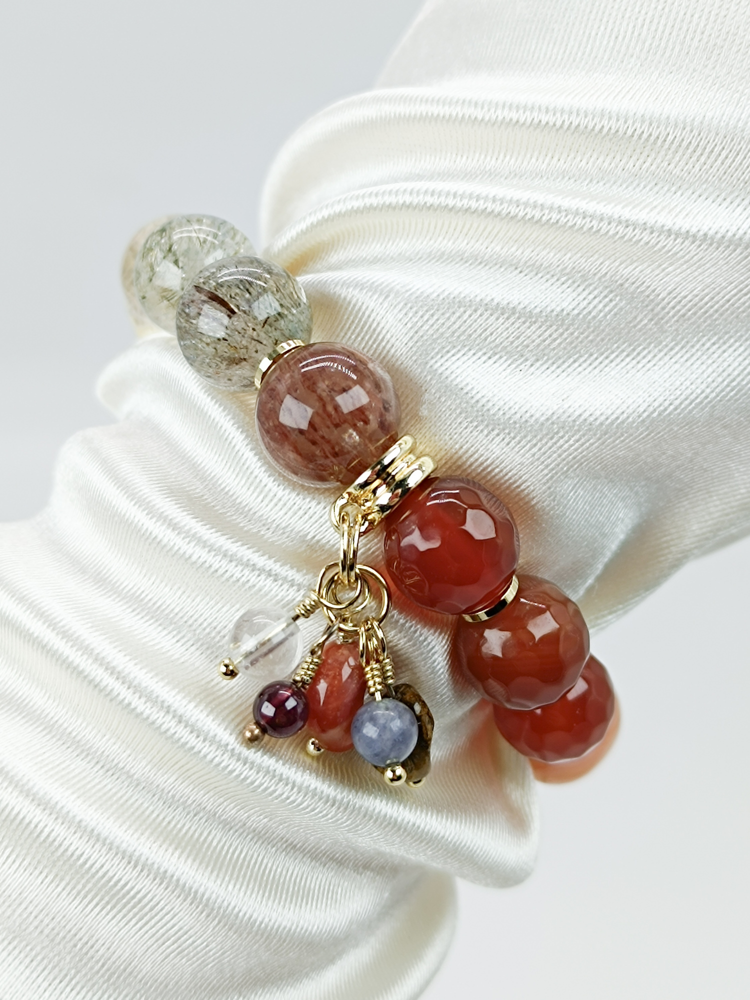 Браслет из сердолика, яшмы, рутилового кварца, коралла и раухтопаза